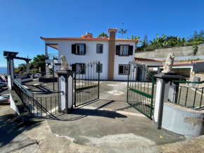Cosy 2-Bed Apartment in Funchal w Private Parking